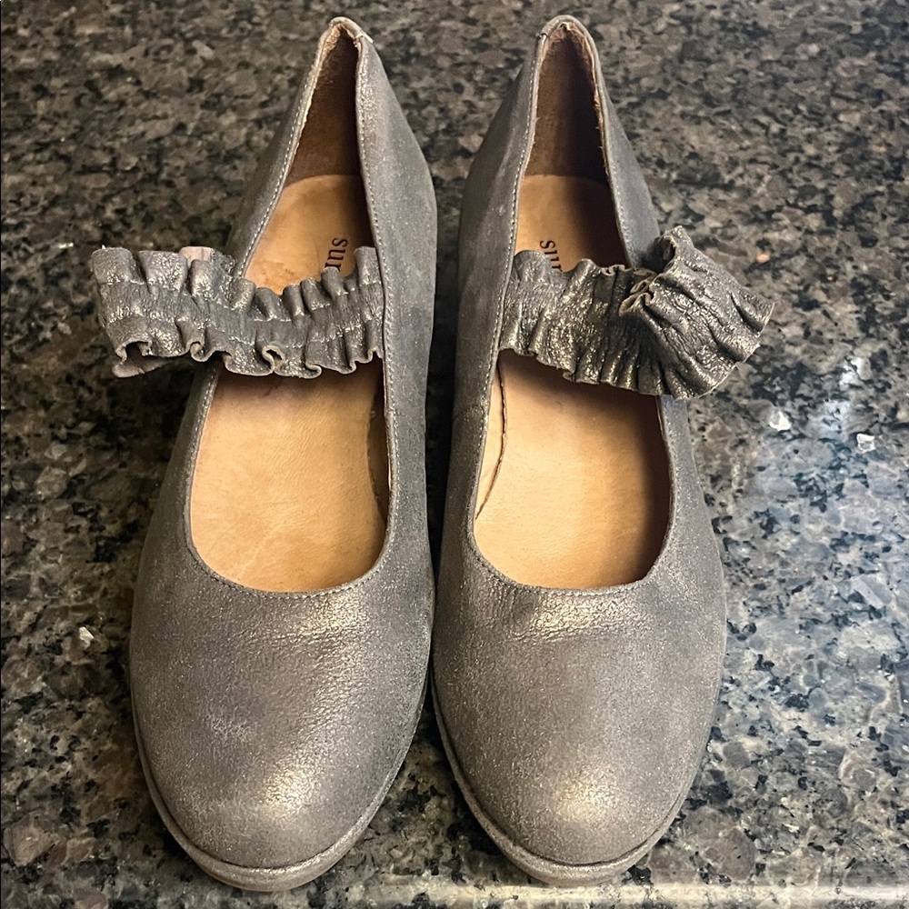 Sundance Gray Flats with Ruffle Detail sz 41 - 10.5 EUC